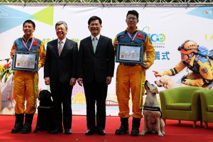 Vice President Chen Chien-jen (center-left) and Taichung Mayor Lin Chia-lung (center-right) at the opening ceremony of the center for INGOs (Photo courtesy of the Presidential Office)